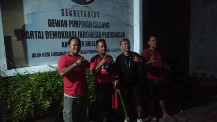 Wakil Ketua DPC Bamusi Buleleng, Diding Kadir (dua dari kiri) menuntaskan nazar berjalan kaki dari Sumberklampok menuju DPC PDIP Buleleng.