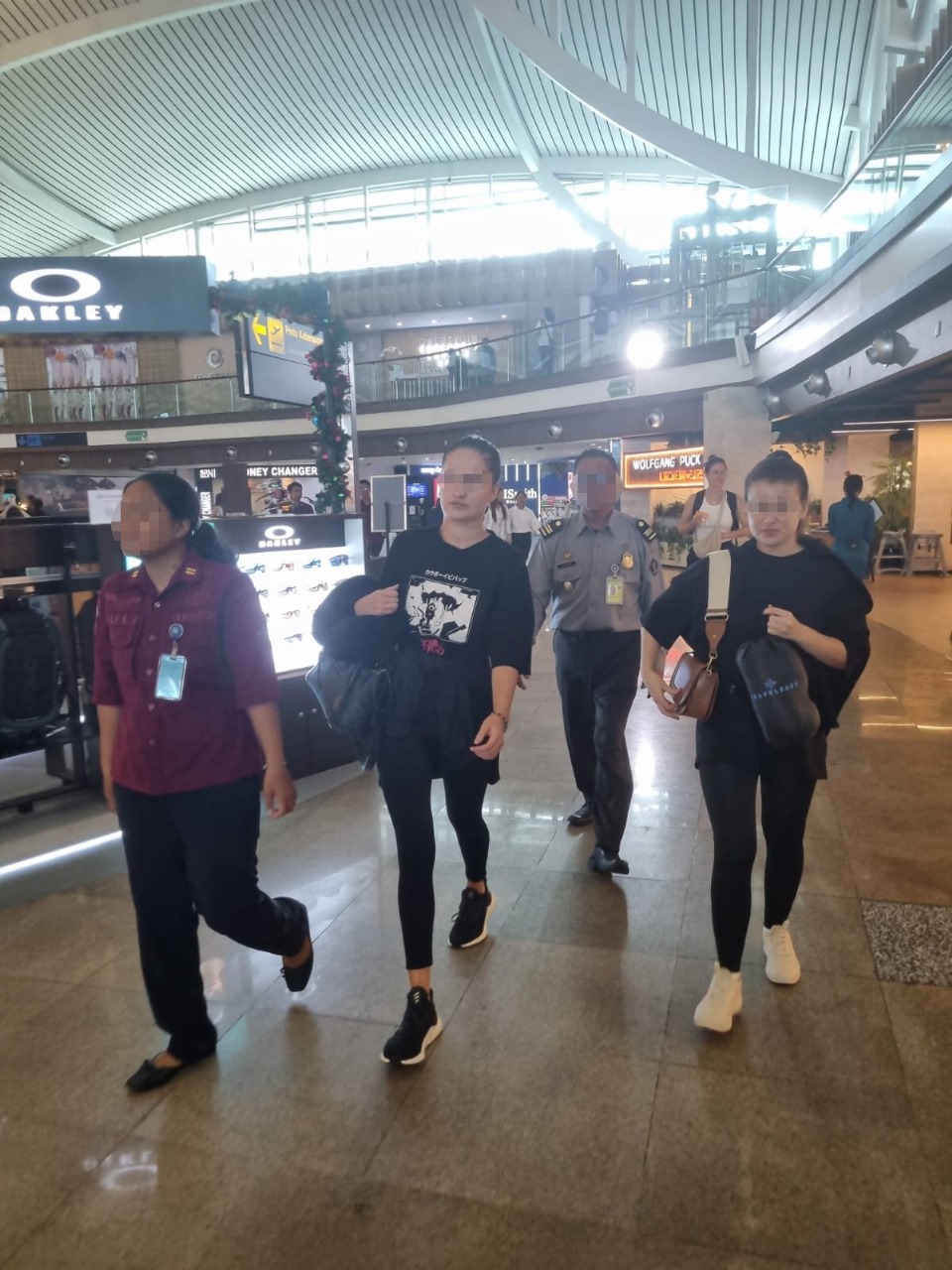 DIDEPORTASI: Dua cewek Rusia yang jadi terapis pijat plus-plus di Bali, dipulangkan ke negaranya. (Bali Express/Rudenim Denpasar)