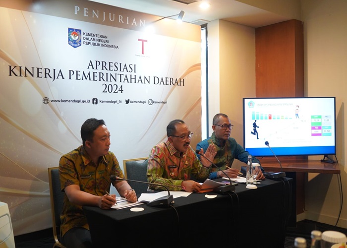 PAPARAN : Pj Bupati Klungkung I Nyoman Jendrika memaparkan dalam ajang pemberian penghargaan kepada pemerintah daerah yang memiliki kinerja terbaik pada tahun 2023.