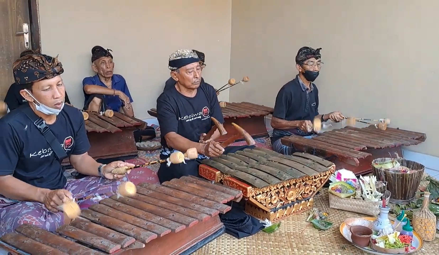Gamelan Gambang yang mengiringi prosesi pengabenan