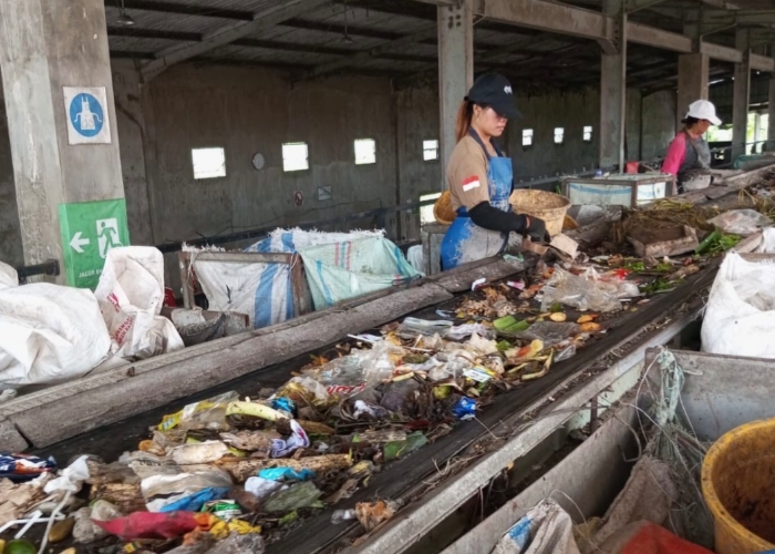 KEMBALI : Para pemilah sampah di TPST Peh di Jembrana yang mulai dipekerjakan kembali.