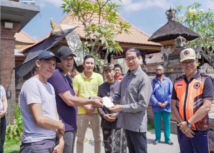 PENYERAHAN: Wakil Bupati Badung I Ketut Suiasa saat menyerahkan bantuan dana stimulan bencana kepada masyarakat terdampak, beberapa waktu lalu.