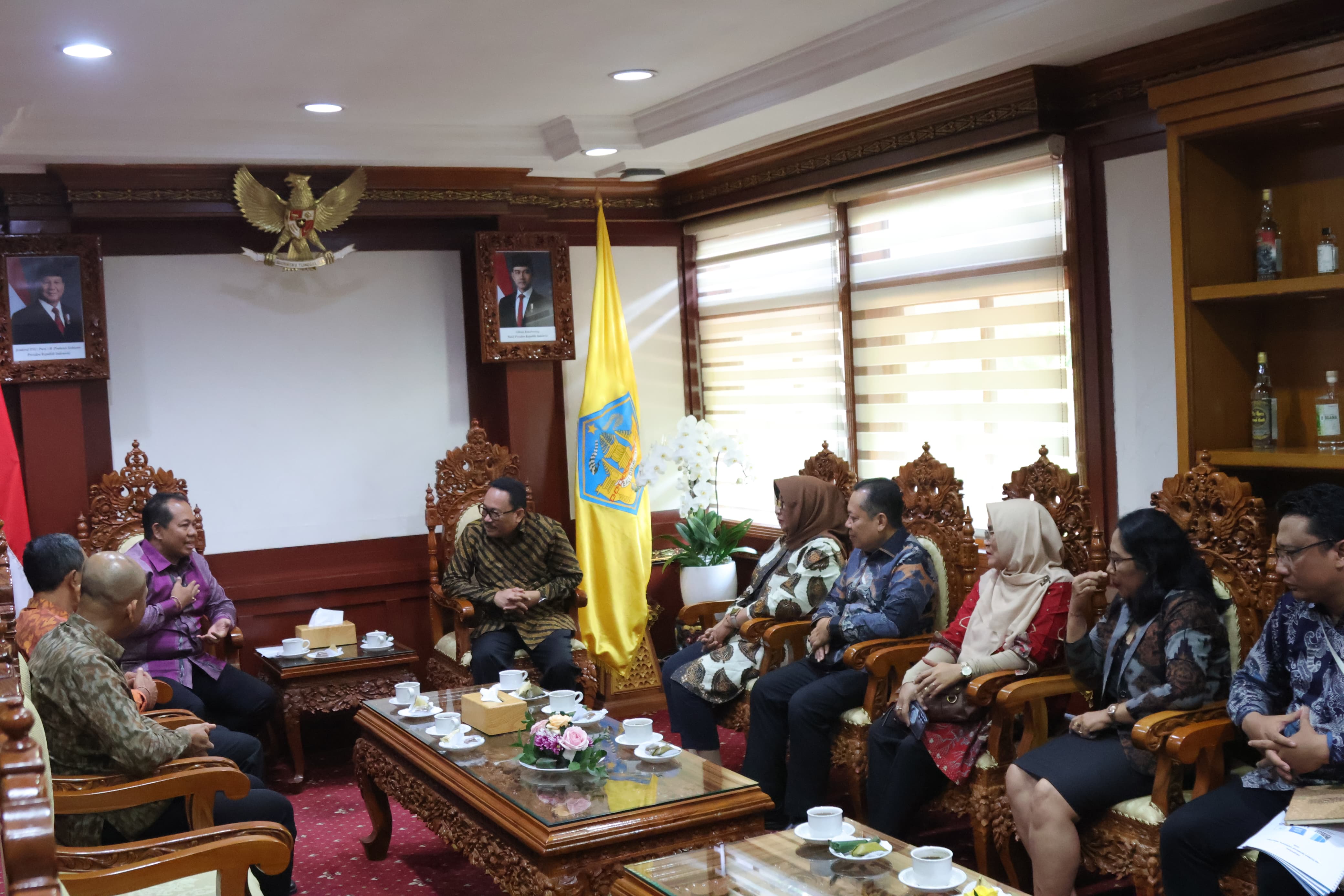 TUAN RUMAH: Pj Gubernur Bali saat menerima audiensi Plt Kepala Arsip Nasional Republik Indonesia (ANRI), Imam Gunarto, di Kantor Gubernur Bali, Selasa (3/12)