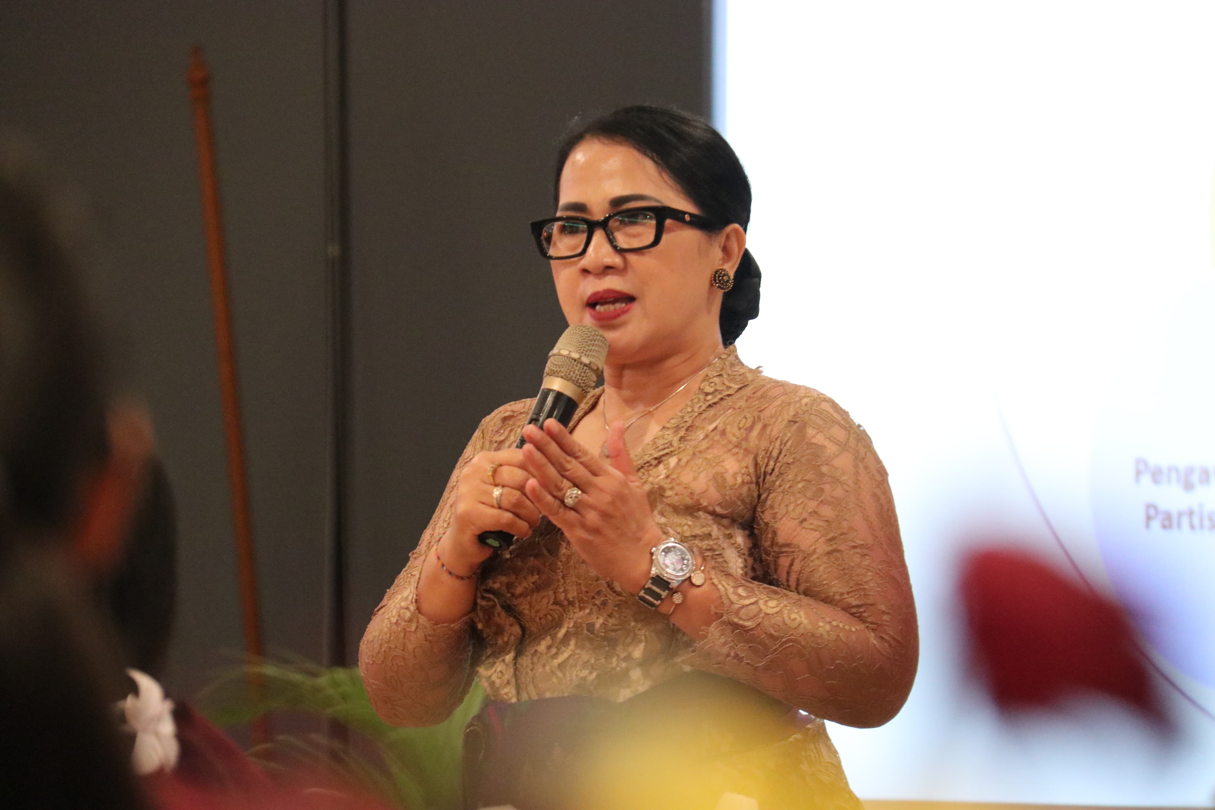 HASIL PENGAWASAN: Koordinator Divisi Pencegahan, Partisipasi Masyarakat, dan Hubungan Masyarakat Bawaslu Bali, Ketut Ariyani di Kantor Panwas Gianyar, Rabu (4/12)