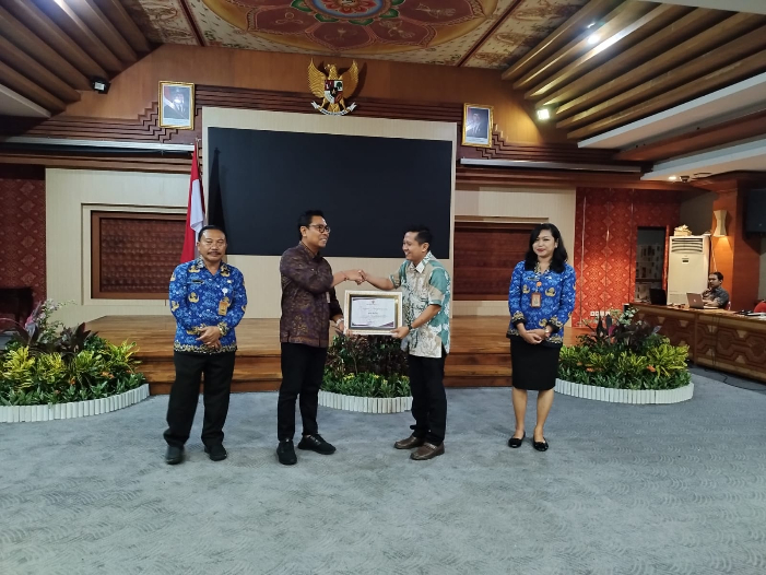 Admin & Finance Manager Astra Motor Bali, Cok Bagus Purnawan ketika menerima Penghargaan di Gedung Sewaka Dharma Denpasar.
