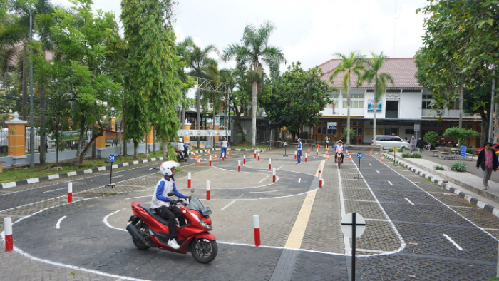 Sebanyak 30 mahasiswa Universitas Islam Negeri Sunan Kalijaga (UIN SUKA) Yogyakarta disiapkan menjadi Agen Safety Riding.