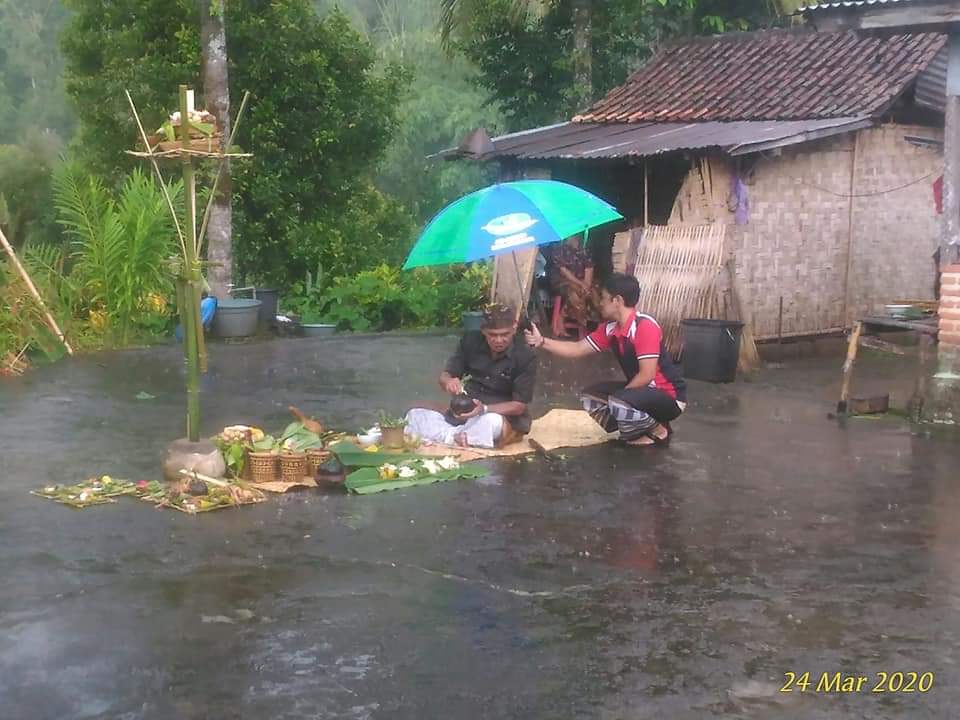 Tradisi Ngeyehin Karang di Desa Pedawa yang dilaksanakan untuk menyucikan areal perumahan