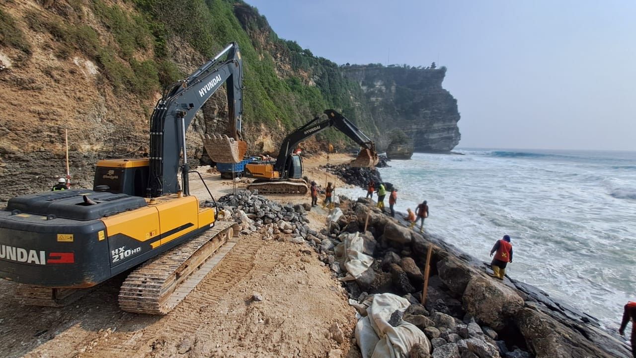 Proses pembangunan seawall di tebing Uluwatu, Desa Pecatu, Kecamatan Kuta Selatan, Jumat (29/11/2024).