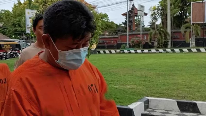 CERDIK: Tersangka WM menyimpan paket sabu di kamar suci. Ia terancam mendekam di dalam penjara seumur hidup atau paling lama 20 tahun.(francelino junior/radar bali)