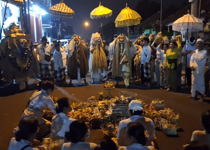 Warga Desa Adat Sangkanbuana, Klungkung, melaksanakan prosesi Ngider Buana dengan penuh khusyuk pada Rabu (4/12/2024).