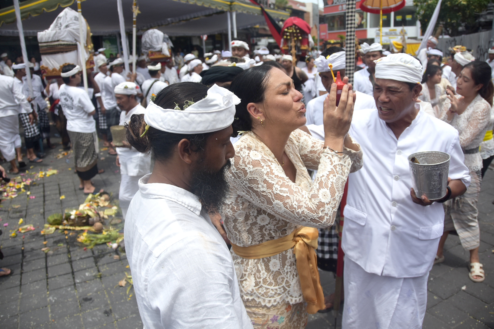 Ritual Hindu Bali Nangluk Merana di Pantai Kuta, Badung, Bali.