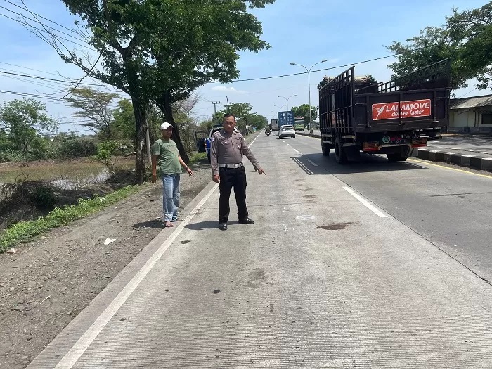 OLAH TKP: Polisi melakukan olah TKP kecelakaan yang menyebabkan pengendara sepeda motor terjepit di bawah bemper bus di Jalan Raya Desa Tumapel, Kecamatan Duduksampeyan, Gresik (Radar Gresik)