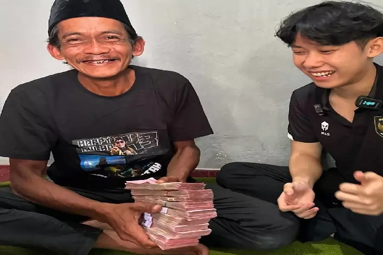 Sunhaji penjual es teh yang sedang viral mendapat bantuan dari Tiktoker Willie Salim