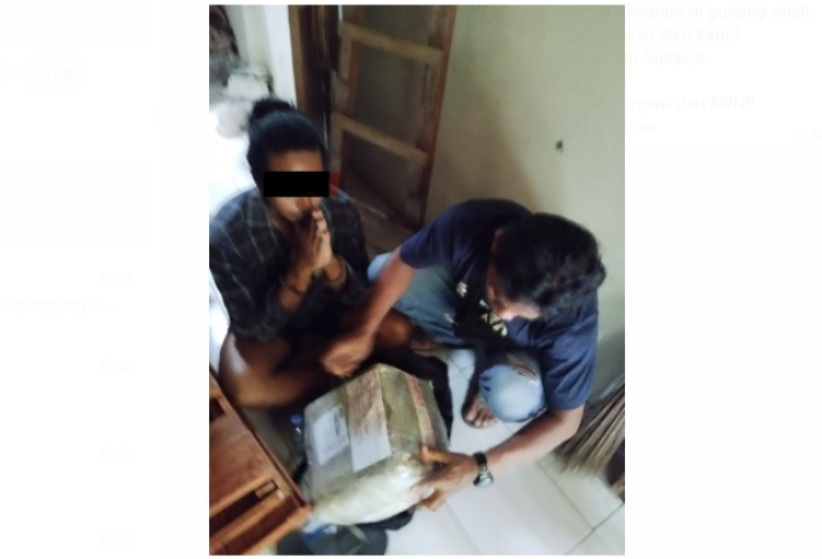 GELEDAH: Petugas menggeledah tempat tinggal tersangka narkoba jaringan Sumut- Bali.