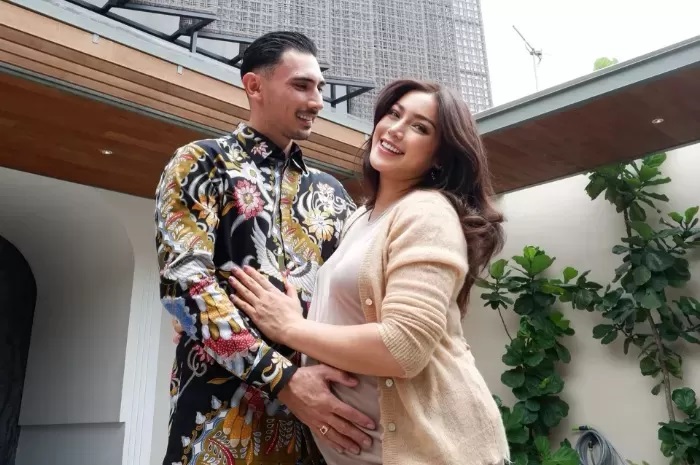 Vincent Verhaag dan Jessica Iskandar sambut kelahiran anaknya yang ketiga. (Foto: Instagram @inijedar)
