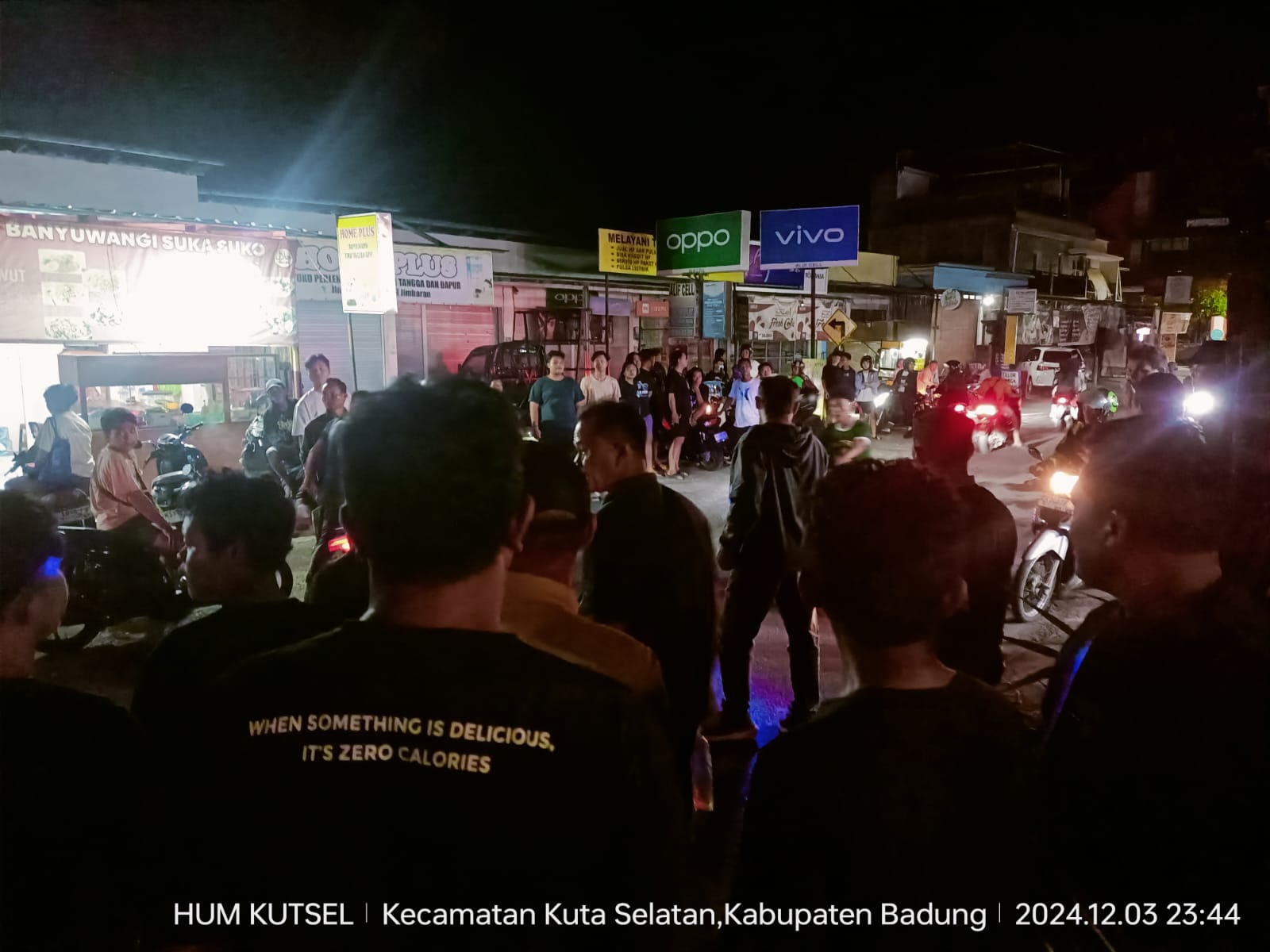 Warga setempat geger dengan adanya bentrok antar kelompok Sumba di Jalan Goa Gong, Jimbaran. (Bali Express/Istimewa)