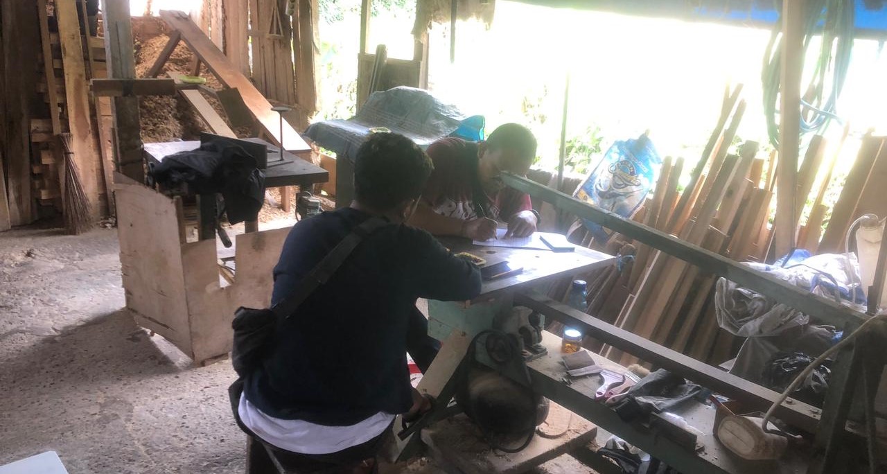 Polisi dari Polsek Bangli melakukan penyelidikan di TKP pencurian wilayah Lingkungan Petak, Kelurahan Bebalang, Kabupaten Bangli, Bali.