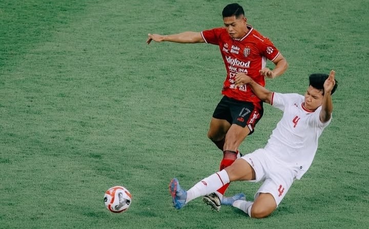 Laga uji coba antara Timnas Indonesia melawan Bali United di Stadion Kapten I Wayan Dipta sebelum berangka ke Piala AFF.