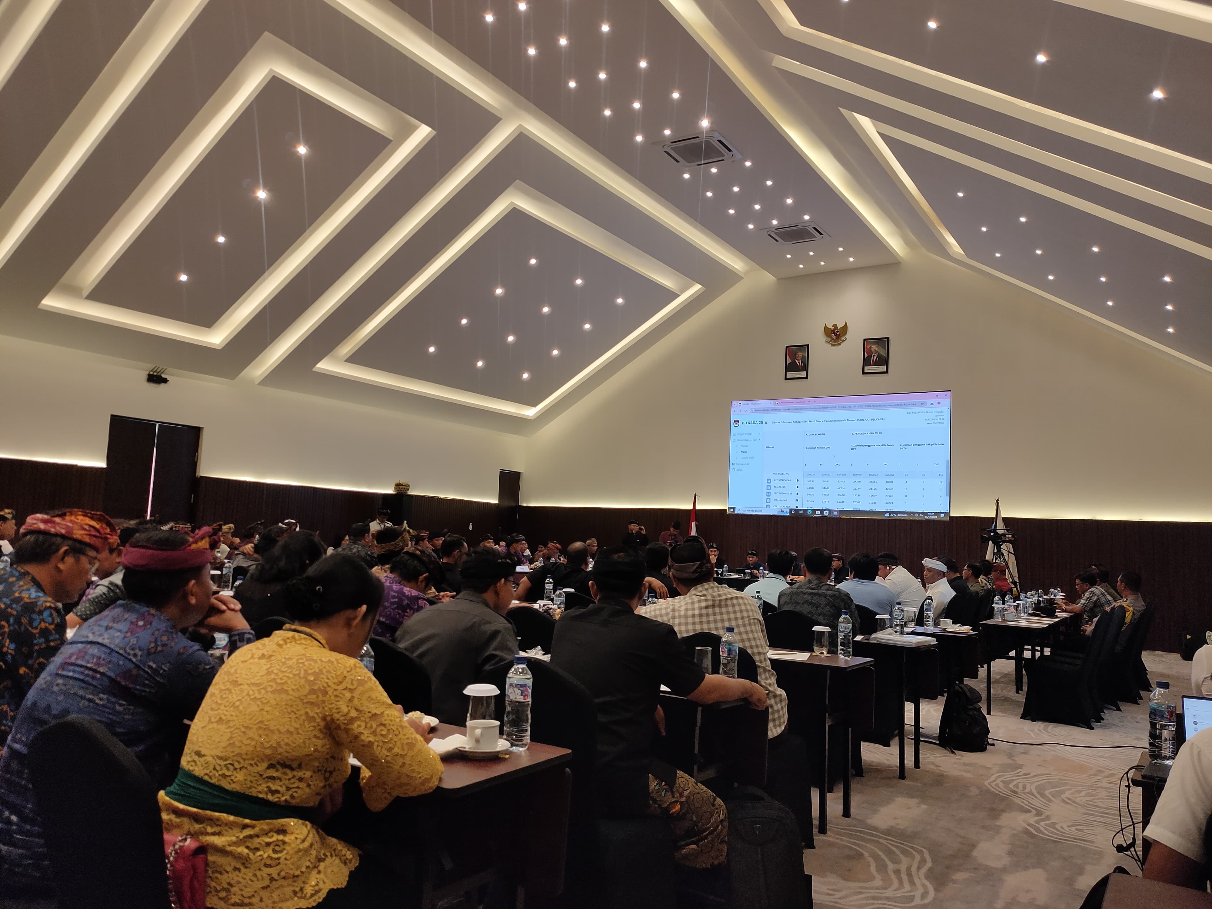 Proses rekapitulasi pada tahapan pleno tingkat kabupaten di Buleleng.