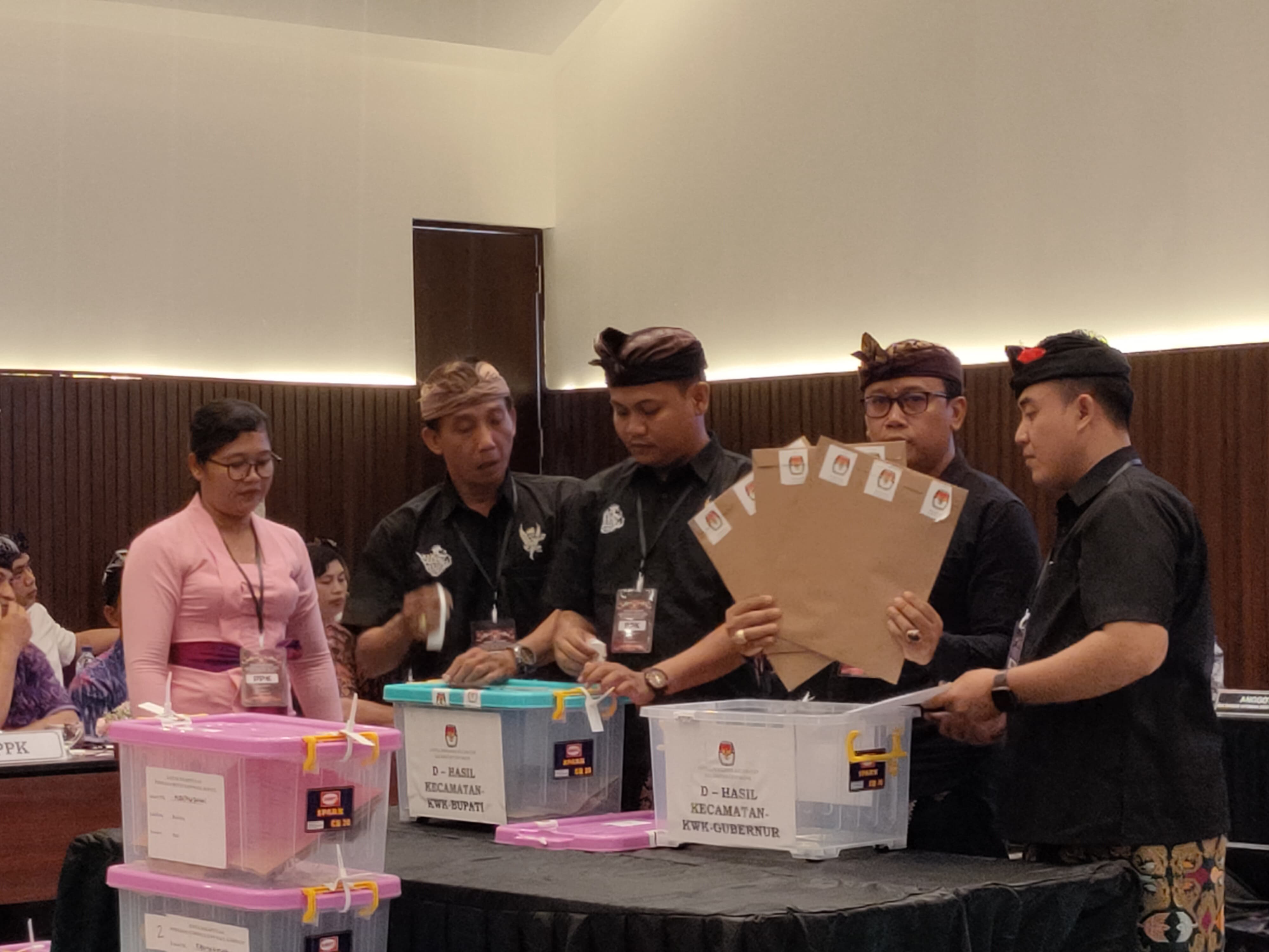 Proses rekapitulasi perolehan suara pada Pleno Terbuka KPU Kabupaten Buleleng
