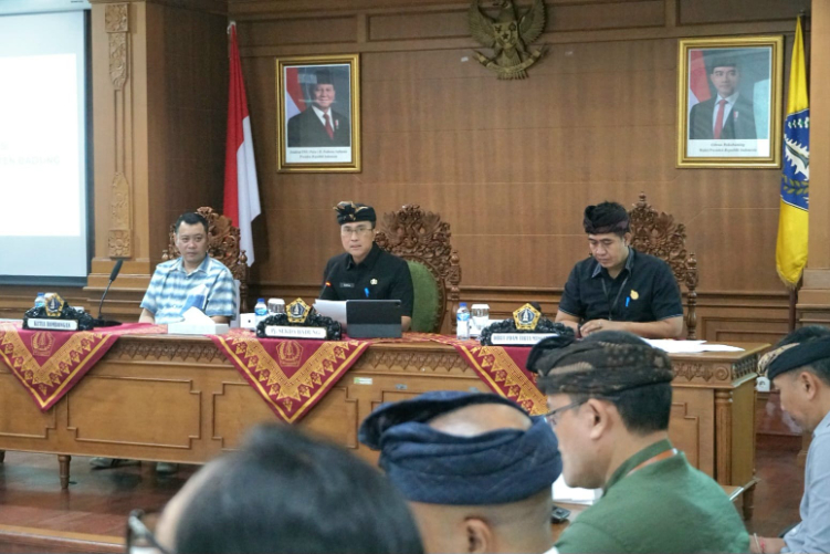 Pj Sekda Ida Bagus Surya Suamba menerima Direktur Utama Perumda Tirta Bhagasasi Kabupaten Bekasi Reza Lutfi beserta rombongan saat kunjungan kerja di Puspem Badung, Kamis (5/12).