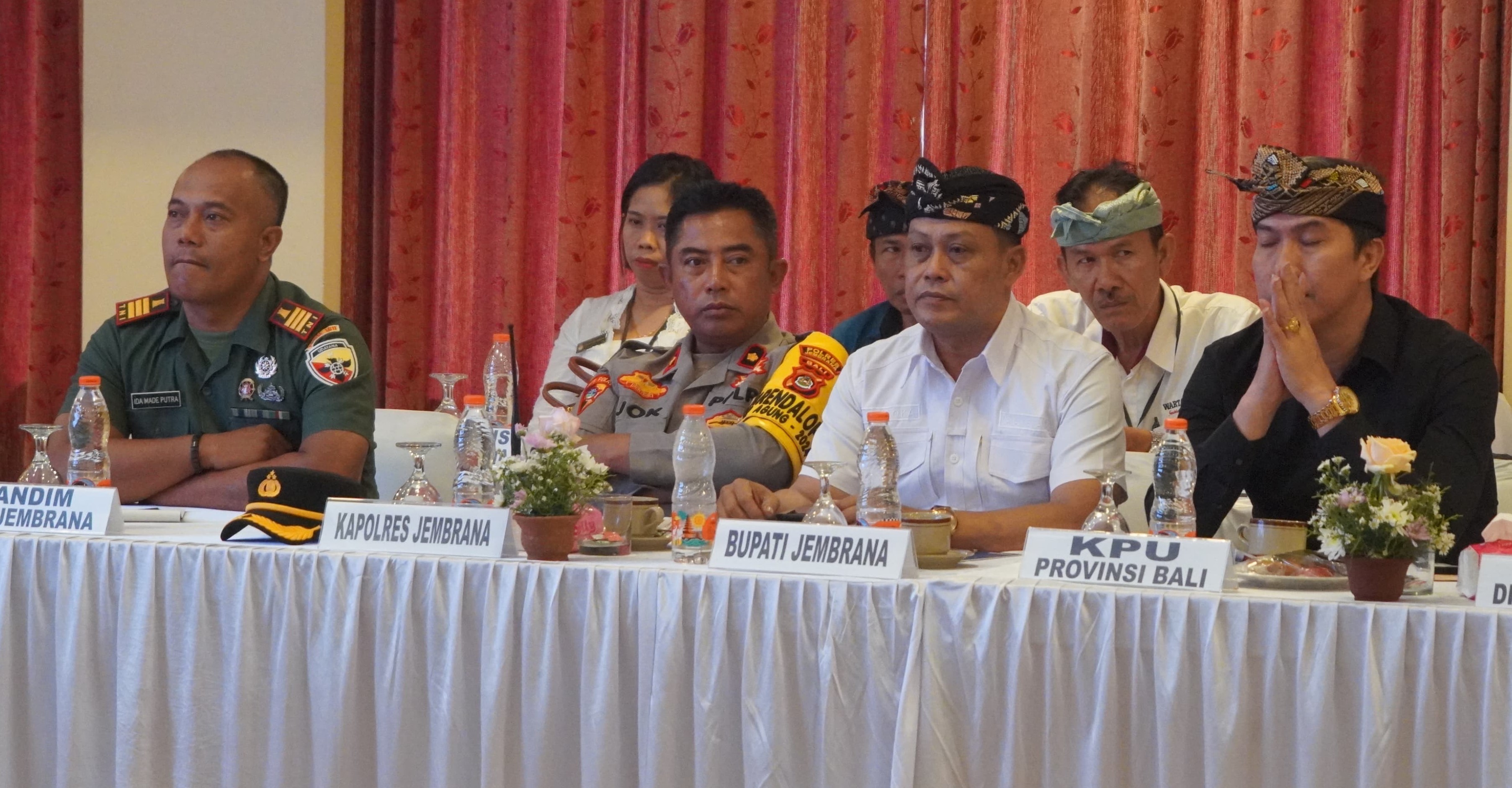 Rapat pleno terbuka rekapitulasi hasil penghitungan perolehan suara di tingkat kabupaten pemilihan gubernur dan wakil gubernur serta bupati dan wakil bupati Jembrana tahun 2024, Kamis (5/12/2024).