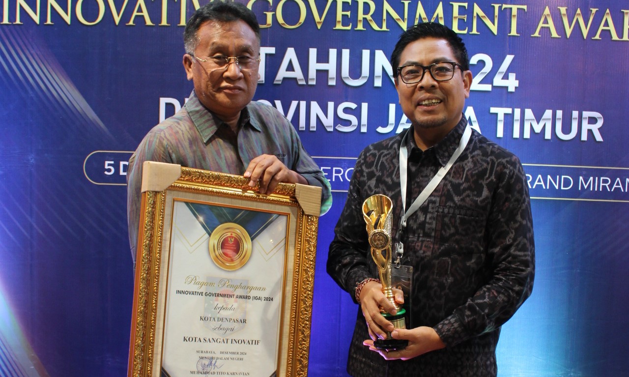 Wakil Wali Kota Denpasar Kadek Agus Arya Wibawa (kanan) menerima penghargaan Anugerah IGA Tahun 2024 di Hotel Mercure Surabaya, Kamis (5/12/2024).