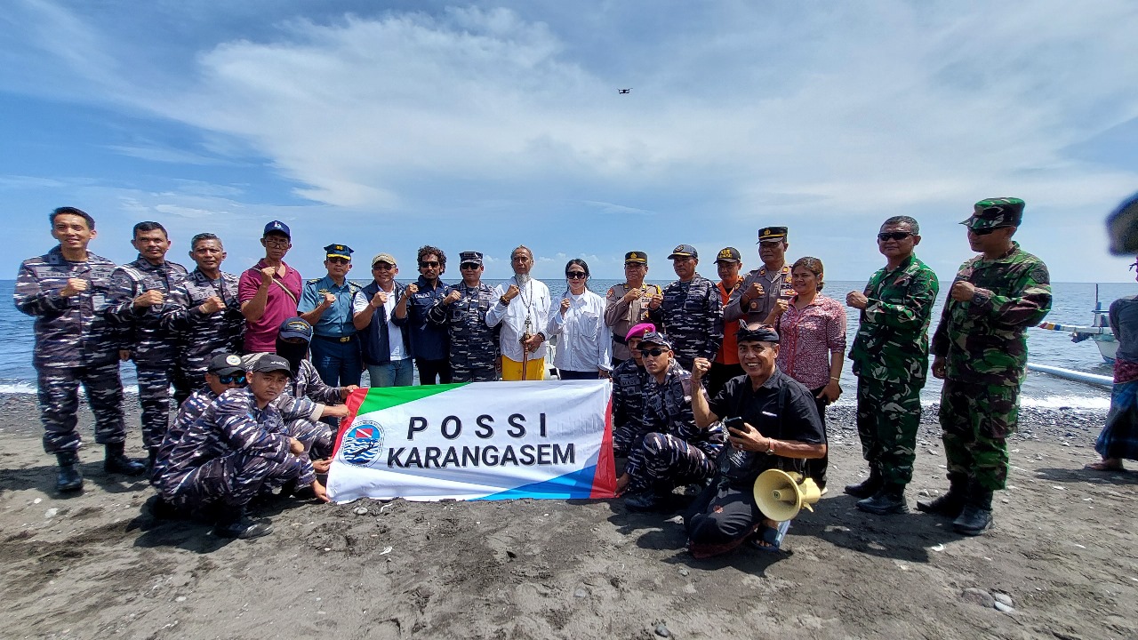 KAPAL: Pemkab Karangasem mendukung penenggelaman kapal patroli bekas milik TNI Angkatan Laut di perairan Desa Tianyar Barat, Kubu.