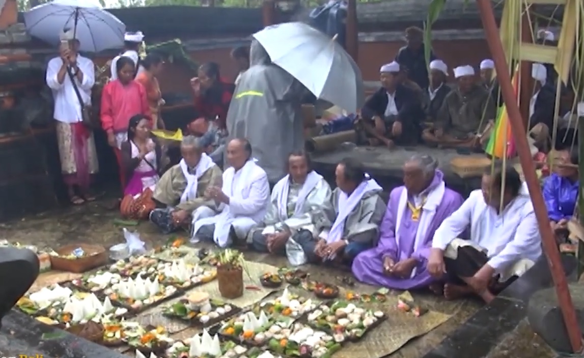 Ulu Apad di Desa Sukawana, Kecamatan Kintamani, Bangli saat menjalankan tugasnya