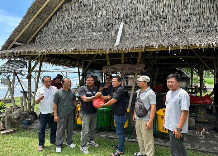 Kanit Subdit II Ekonomi Ditintelkam Polda Bali, AKP I Gusti Agung Made Suriada, mengadakan pertemuan dengan Kelompok Sadar Wisata (Pokdarwis) Kabupaten Jembrana di Warung The Ramsi.