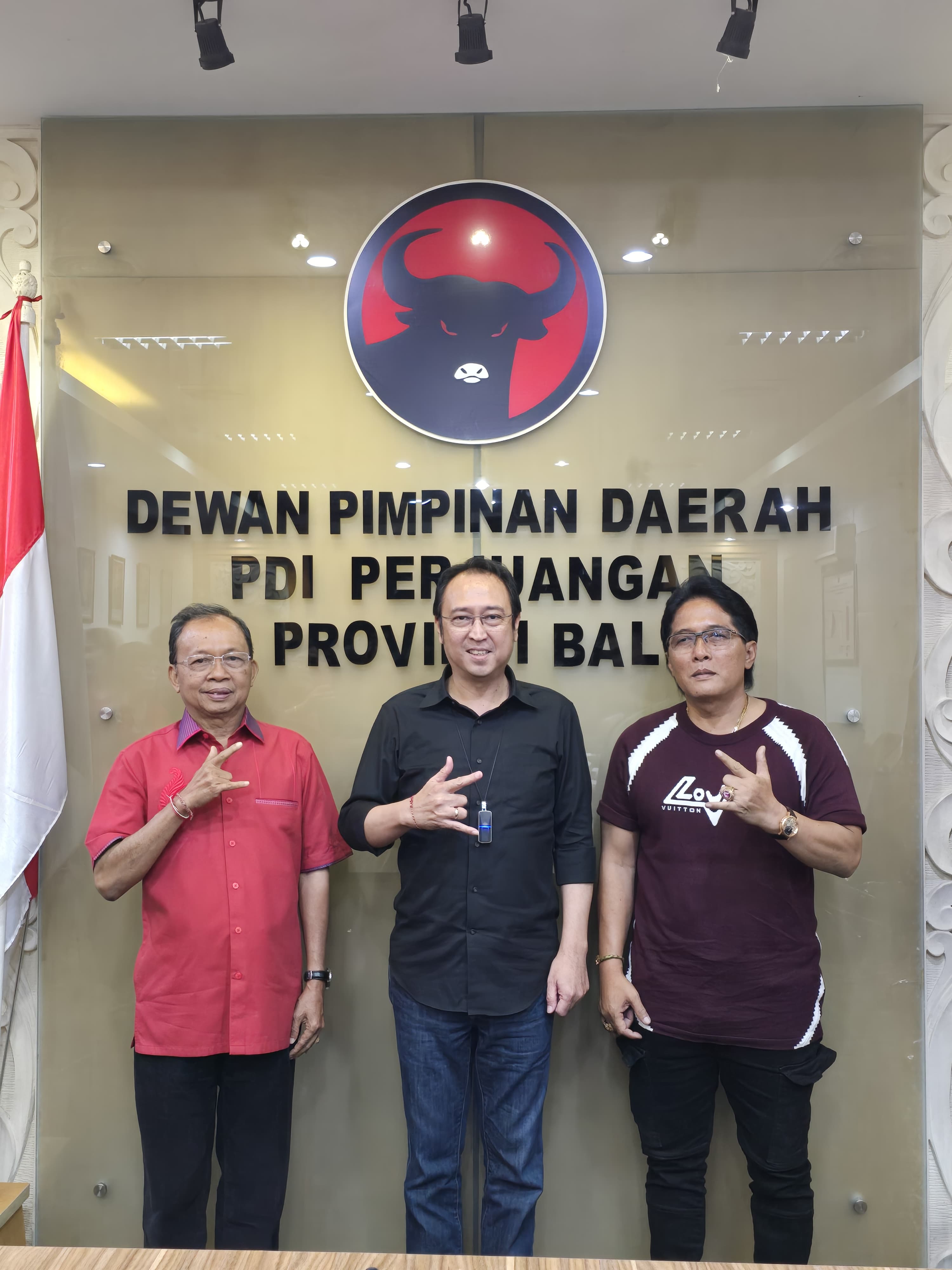 MOMEN: Ketua DPP PDIP Bidang UMKM, Ekonomi Kreatif, dan Ekonomi Digital, Prananda Prabowo, mengunjungi sembilan kantor DPC PDIP kabupaten/kota se-Bali