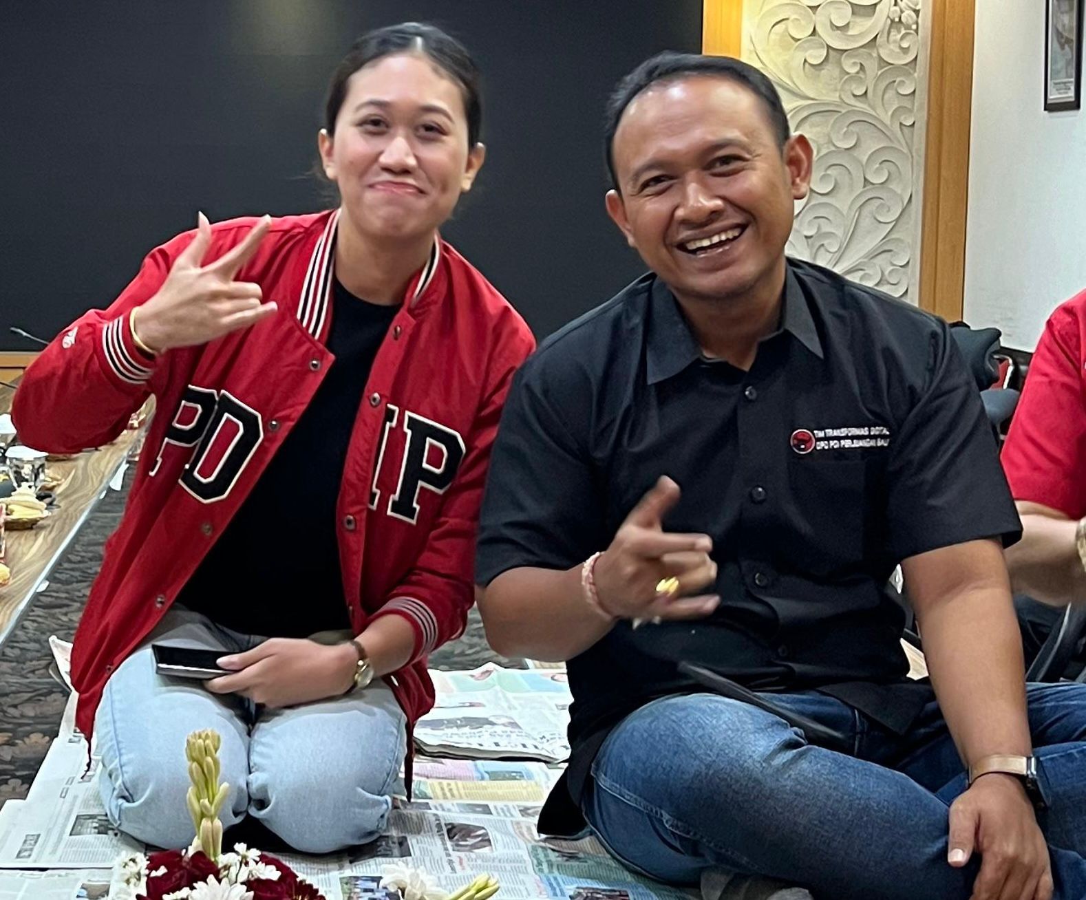Naik Meja : Eka Nurcahyadi dan Gek Diah naik meja untuk mengambil foto atas permintaan Prananda Prabowo.