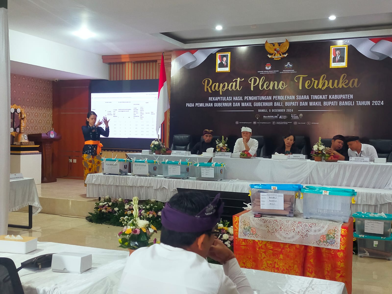 KPU Bangli menggelar rapat pleno terbuka rekapitulasi hasil penghitungan perolehan suara paslon bupati Bangli dan gubernur Bali pada Kamis (5/12/2024).
