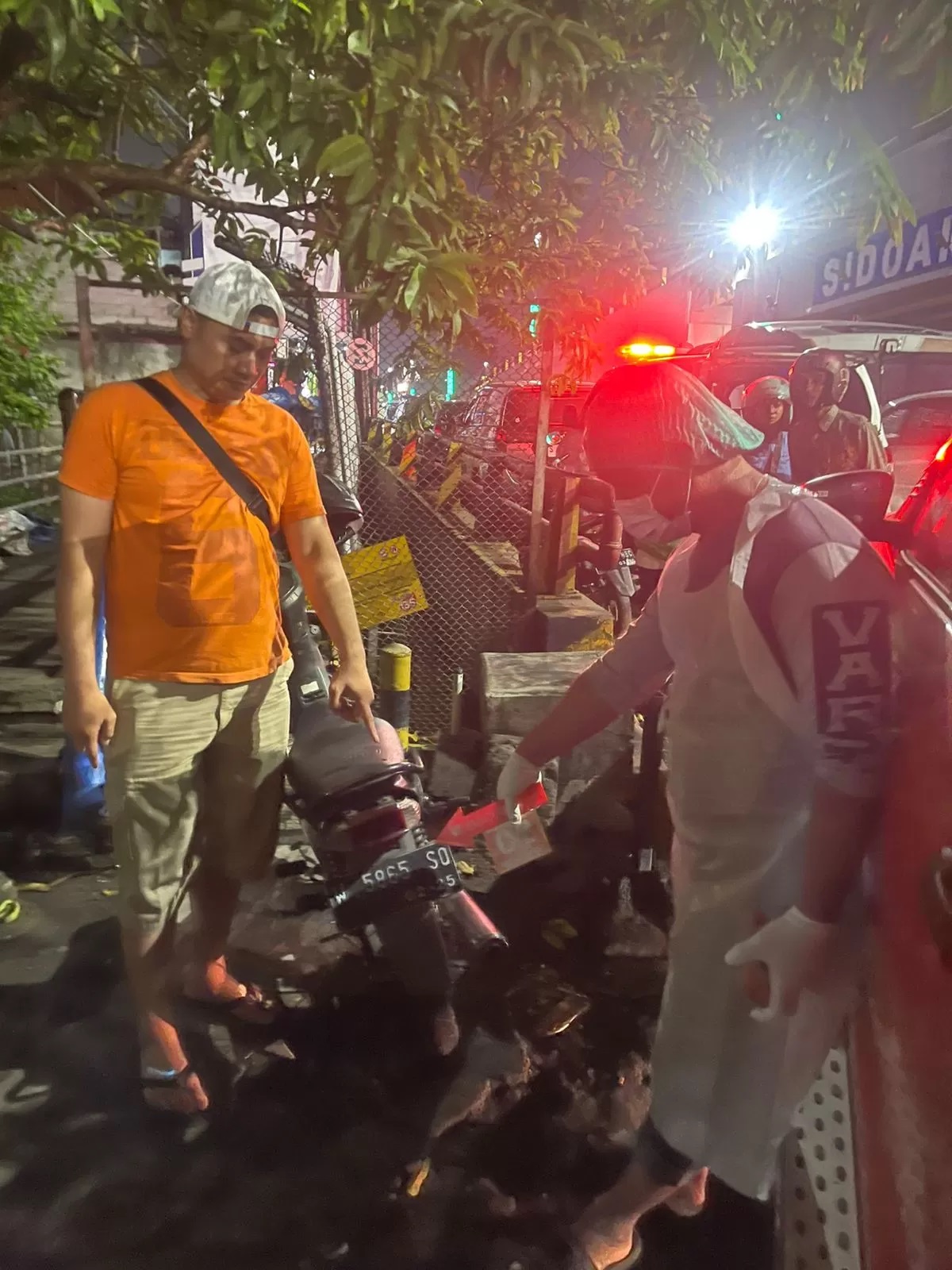 NAHAS : Polisi sedang melakukan olah TKP, Rabu (4/12) malam. (IST)