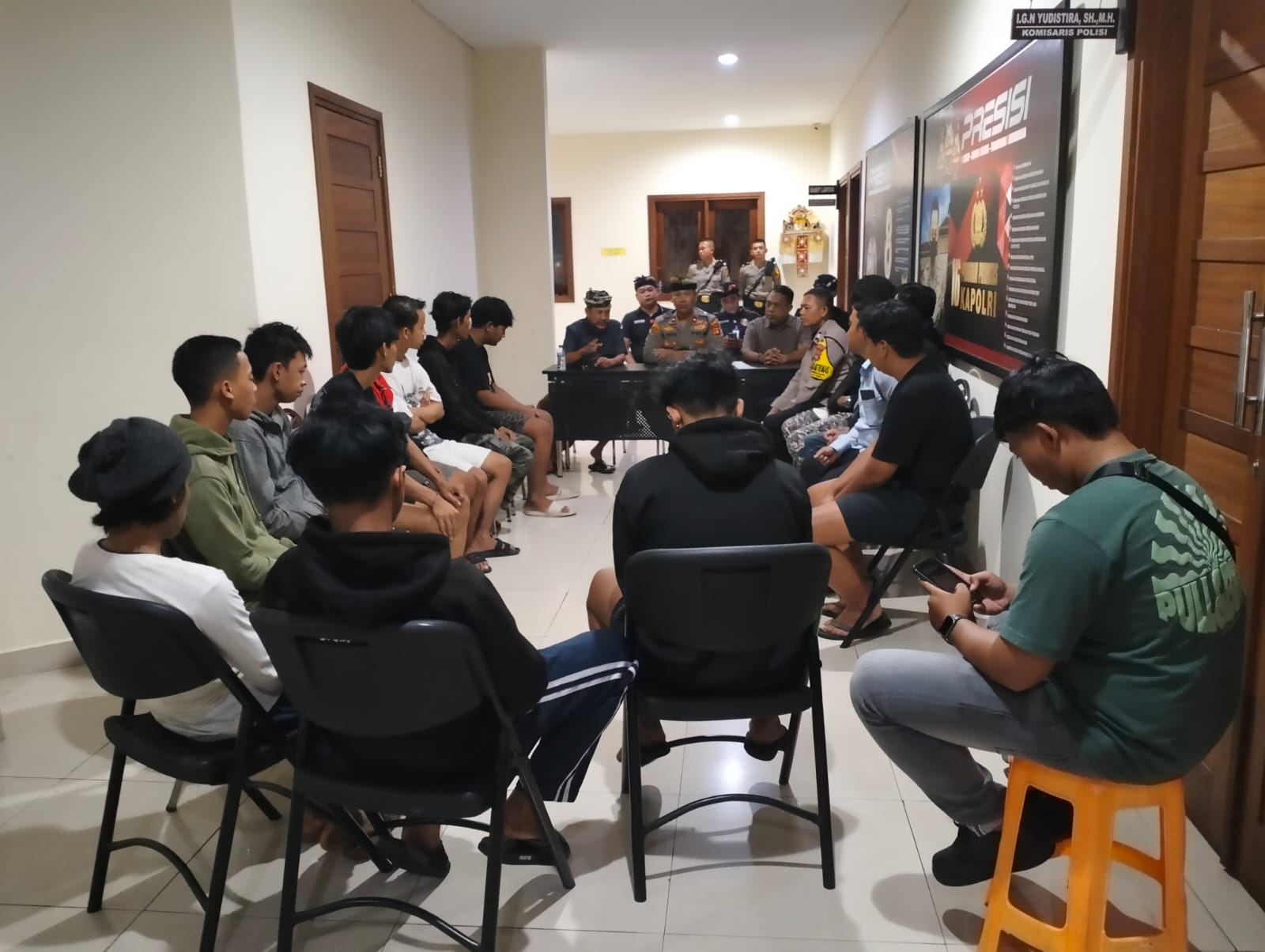 MEDIASI: Polisi mendamaikan dua kelompok yang berseteru. (Bali Express/Istimewa)