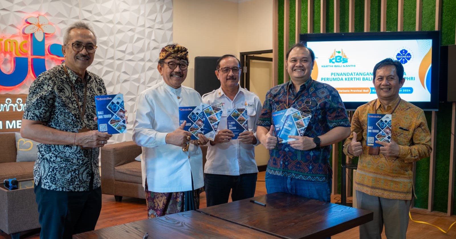 Nota kesepahaman antara Perumda Kerthi Bali Santhi (KBS) dan PHRI Provinsi Bali.
