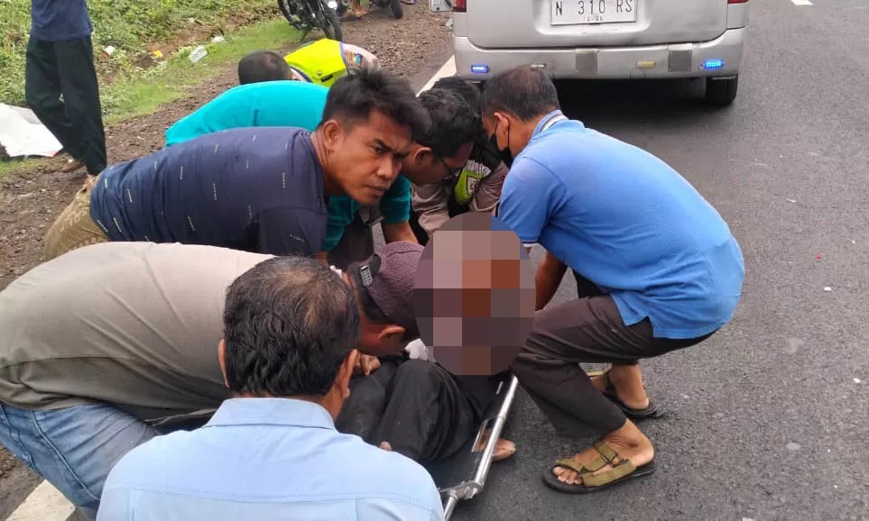 DIEVAKUASI: Korban saat dievakuasi dalam insiden kecelakaan yang menimpanya. (Satlantas Polres Pasuruan for Jawa Pos Radar Bromo)