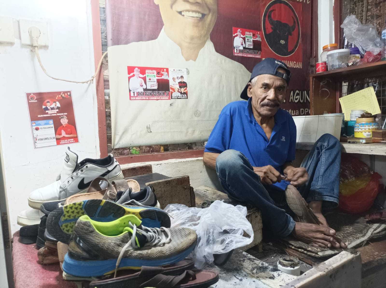 LEGENDARIS: Pak Kumis saat sedang mengesol sepatu.