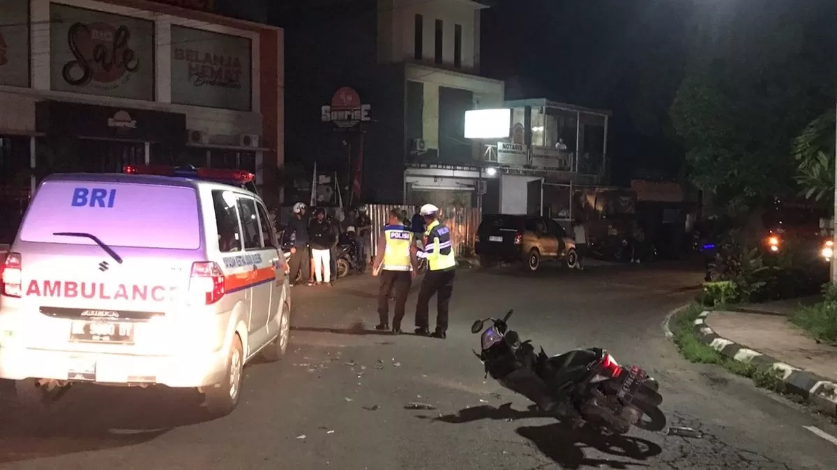 KECELAKAAN: Polisi melakukan olah TKP kecelakaan lalu lintas di kawasan Jalan Udayana, Singaraja. (Polres Buleleng)