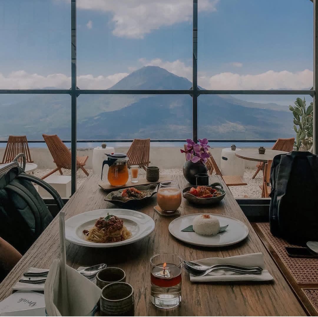 Ritatkala Cafe di kawasan Kintamani, Bangli yang memadukan nuansa ngopi dengan view Gunung Batur