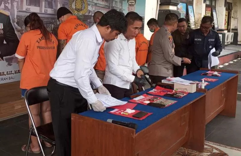 JARINGAN NARKOBA: Kapolres bersama jajaran Satuan Resnarkoba Polres Gianyar membeberkan para tersangka narkoba, salah satunya ibu rumah tangga yang pisah dari suami.