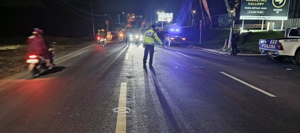 OLAH TKP : Anggota Unit Laka Satlantas Polres Gresik saat melakukan olah TKP kecelakaan di di Jalan Raya Desa Kedamean, Kecamatan Kedamean, Kabupaten Gresik. (Yudhi Radar Gresik)