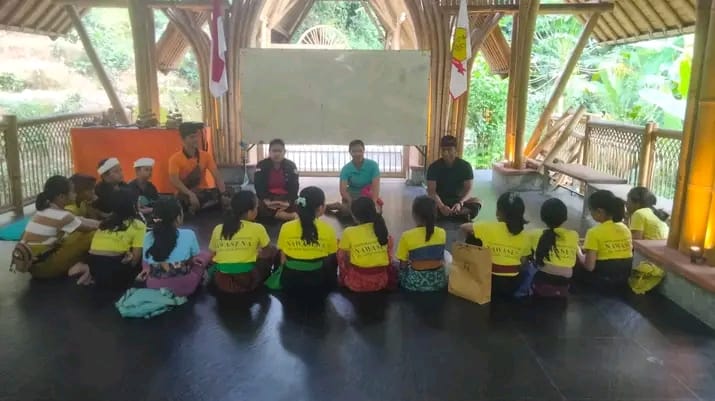 PASRAMAN : Kegiatan yang dilaksanakan di Pasraman Bali Prawerti Nawasena, Banjar Jasri, Desa Belega, Blahbatuh, Gianyar.