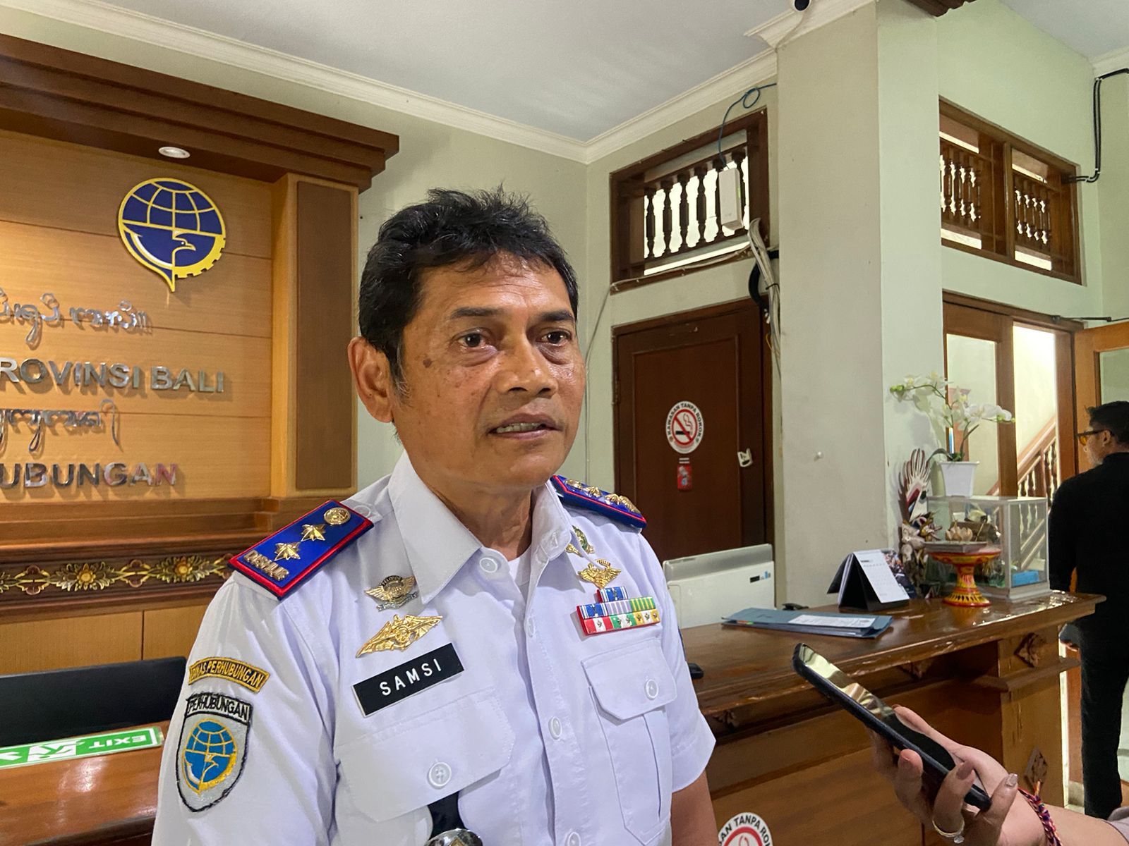 LAPORAN: Kepala Dinas Perhubungan Provinsi Bali, IGW Samsi Gunarta saat ditemui di Kantor Dinas Perhubungan Provinsi Bali, Senin (9/12).