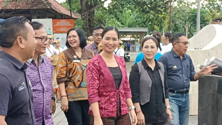 Wakil Menteri Pariwisata Republik Indonesia, Ni Luh Enik Ermawati kunjungi Pantai Lovina