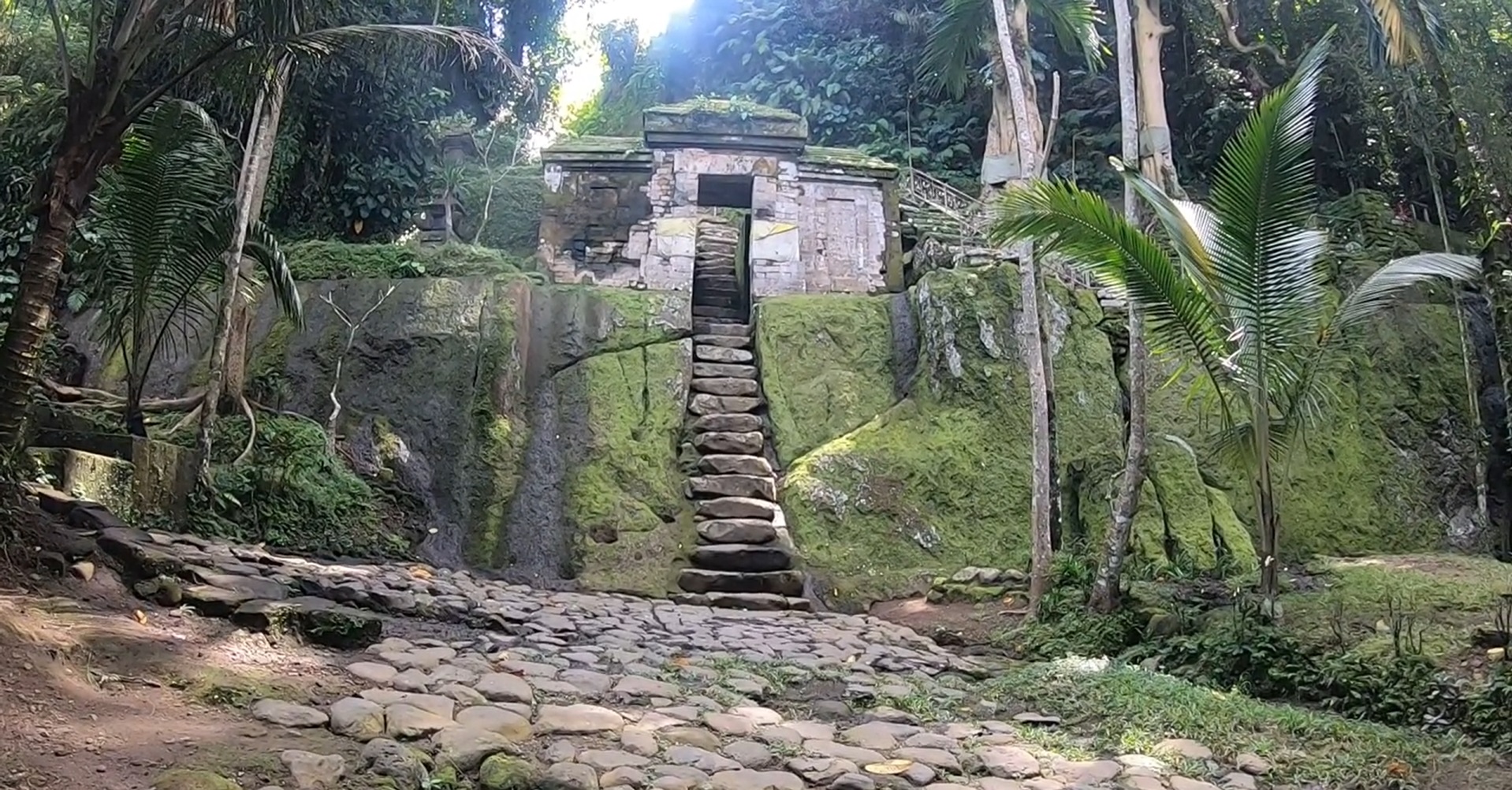 Goa Garba, destinasi wisata sejarah dan religi yang terletak di Desa Pejeng Kelod, Gianyar, Bali