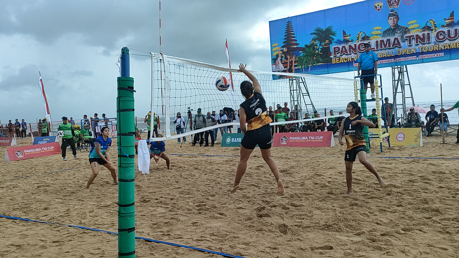 SMASH: Atlet putri yang bertanding dalam Piala Panglima TNI Cabor Voli Pantai di Sanur coba melancarkan smash. (Bali Express/I Gede Paramasutha)