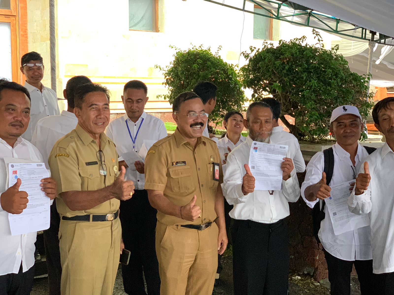 PANTAU: Sekda Karangasem I Ketut Sedana Merta memantau tes PPPK di wilayah Nusa Dua, Badung, Senin (9/12).