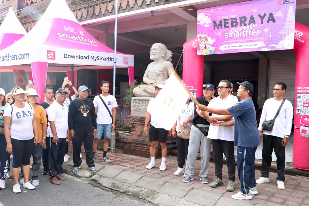 JALAN SANTAI : Wali Kota Denpasar, I Gusti Ngurah Jaya Negara melepas Jalan Santai STT Bina Putra Banjar Laplap Tengah Penatih Dangin Puri, Denpasar Timur, Minggu (8/12) Pagi.