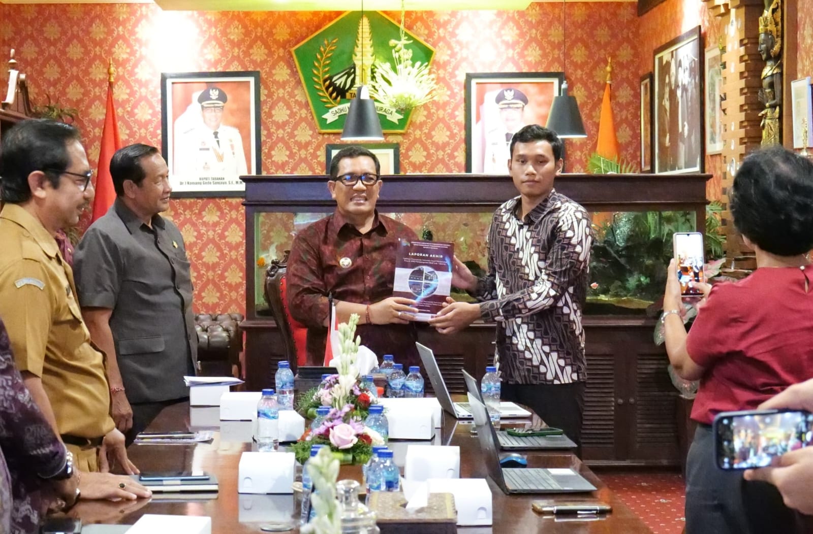 SOAL PROYEK: Rapat pemaparan akhir proyek KPBU RSUD Tabanan di Kantor Bupati Tabanan, Senin (9/12).